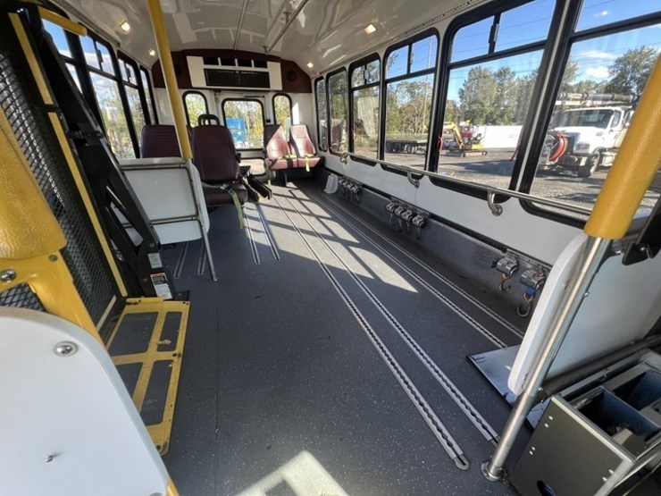 2014-chevrolet-express-paratransit-bus-image-30