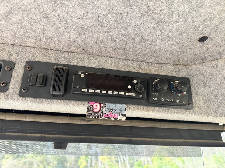 2022-deere-410e-image-11