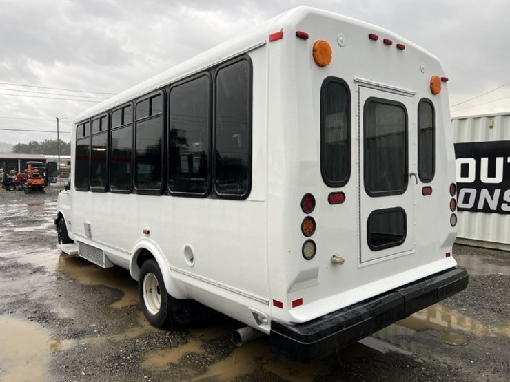 2014-chevrolet-express-paratransit-bus-image-6