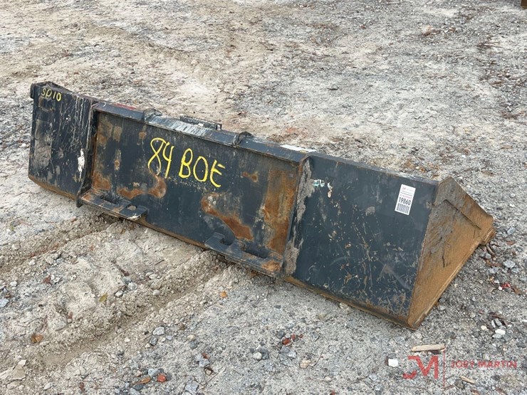 84"-skid-steer-bucket-w/-smooth-bolt-on-cutting-edge-image-2