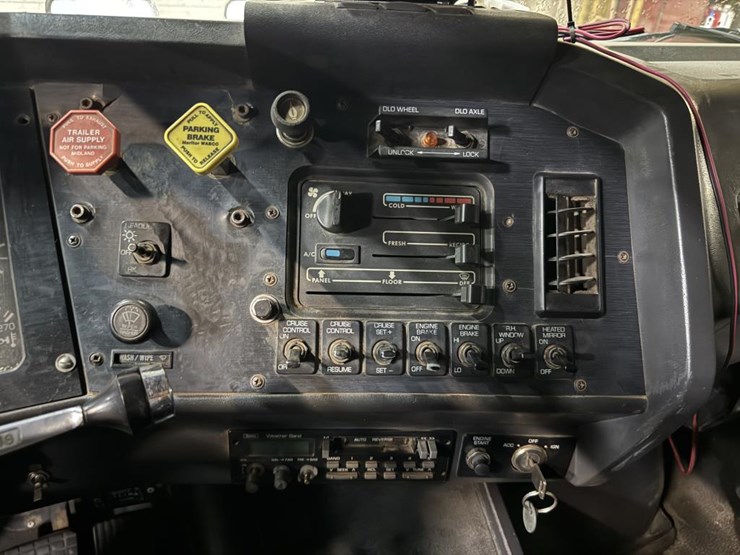 #1042-•-2000-volvo-quad-axle-dump-truck-image-8