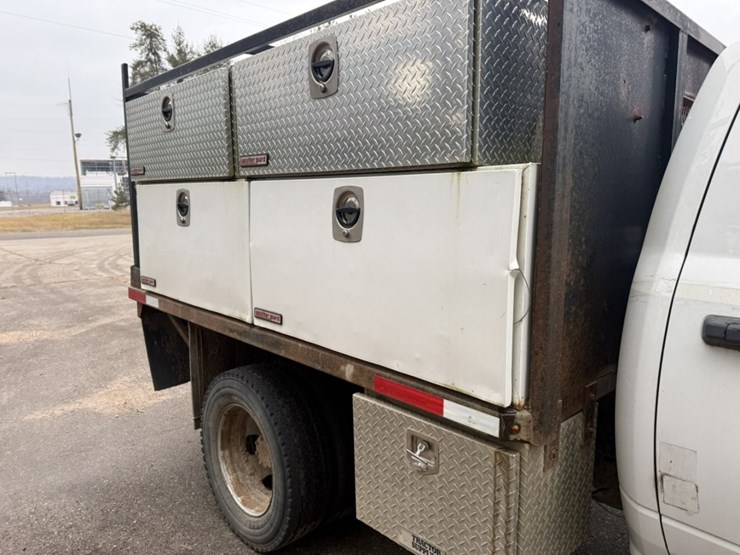 #1837-•-2011-ram-5500-4x4-flatbed-truck-image-31