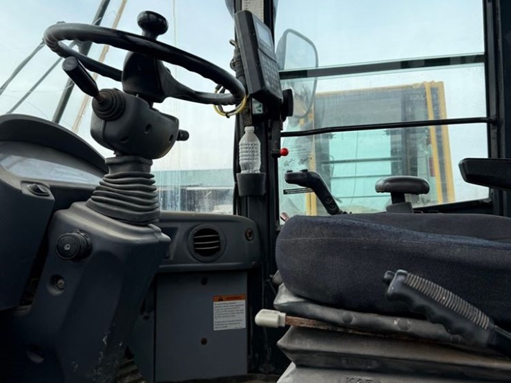 2009-komatsu-wa320-image-11