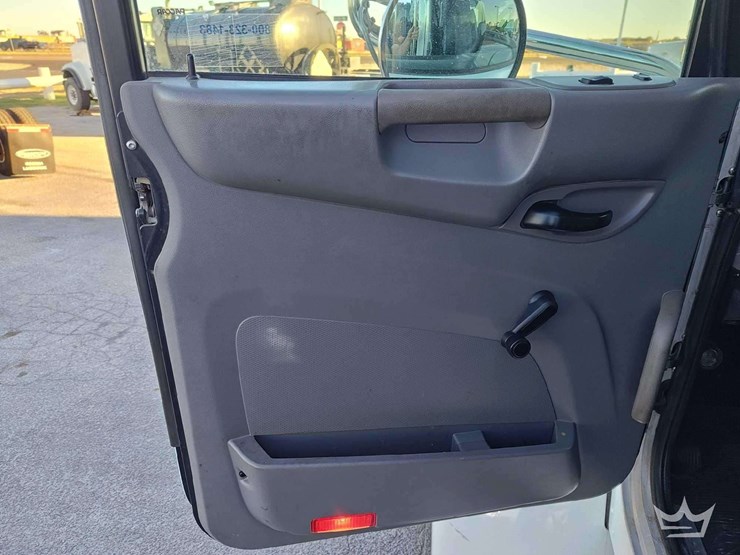 2016-peterbilt-337-image-43