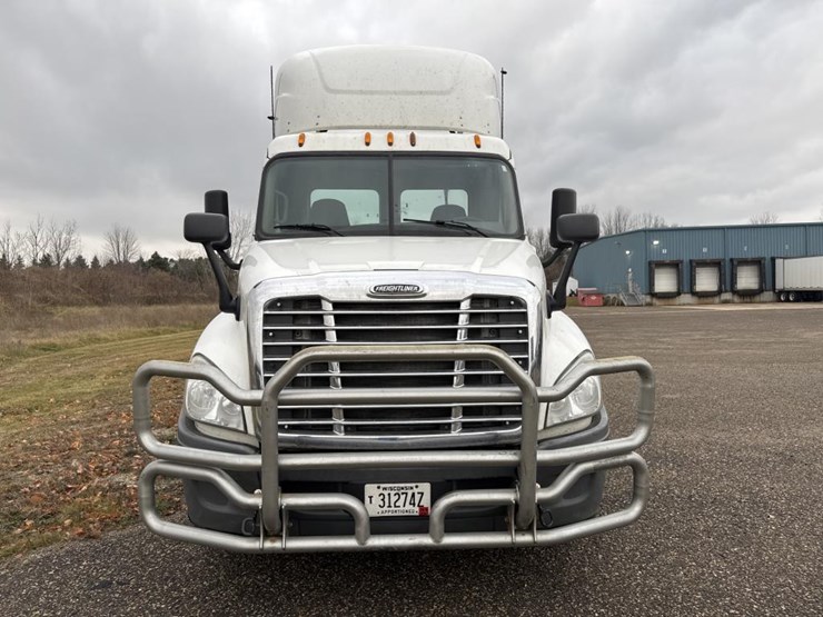#1481-•-2015-freightliner-cascadia-day-cab-truck-tractor-image-8