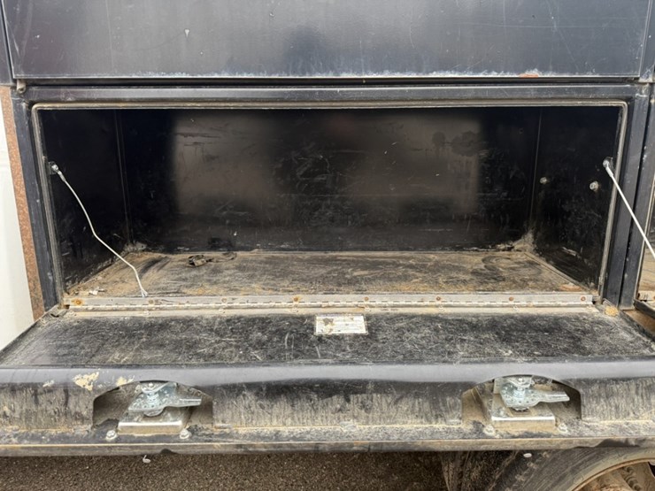 #1837-•-2011-ram-5500-4x4-flatbed-truck-image-18