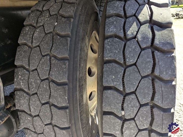 2016-mack-granite-gu713-image-15