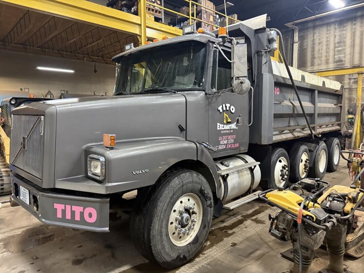 #1042-•-2000-volvo-quad-axle-dump-truck-image-1