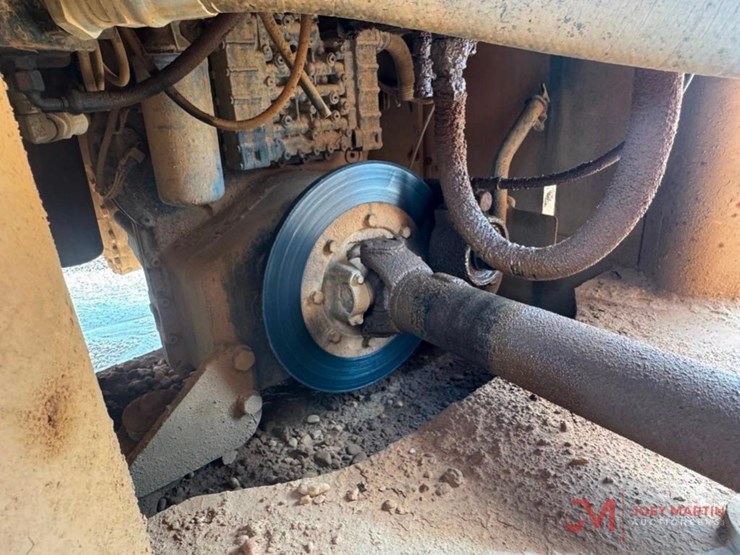 2012-case-821f-image-11