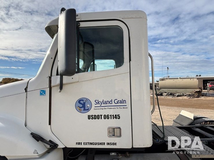 2006-freightliner-day-cab-truck-(gp12099,-unit-802)-image-24