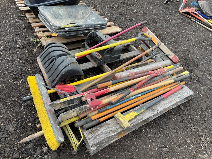 #7961-•-pallet-of-misc.-handed-yard-tools-image-2