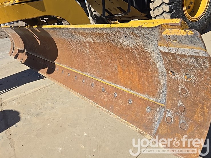 2016-caterpillar-120m2-image-45