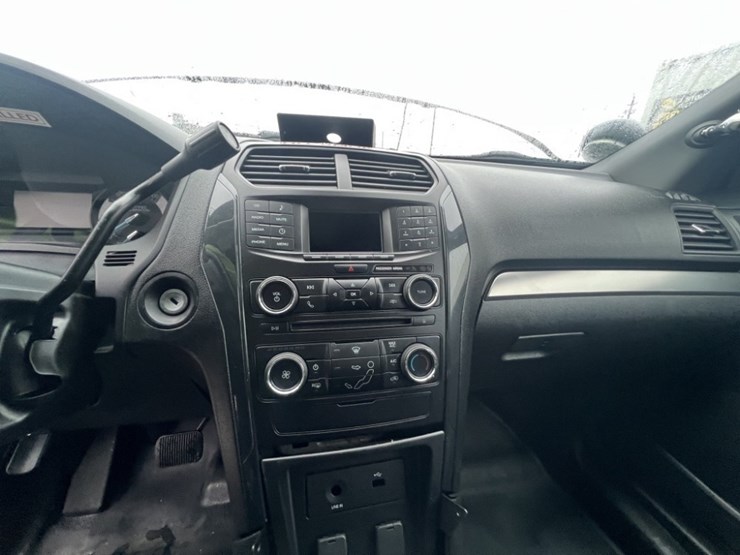 2017-ford-explorer-image-24