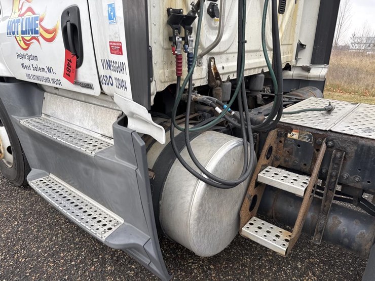 #1481-•-2015-freightliner-cascadia-day-cab-truck-tractor-image-15