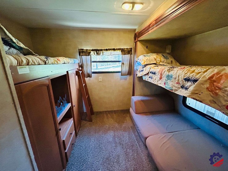 2011-keystone-hornet-platinum-31rbds-t/a-camper-trailer-image-101