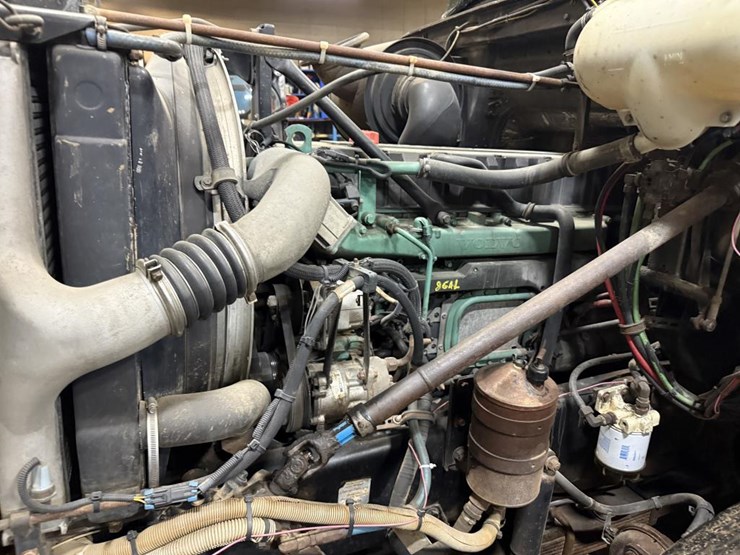 #1042-•-2000-volvo-quad-axle-dump-truck-image-9