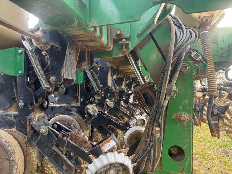 great-plains-yp825r-twin-row-planter-image-14