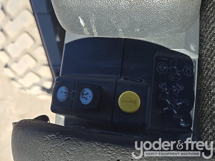 2016-caterpillar-120m2-image-224