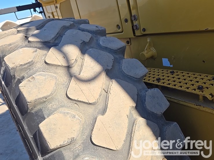 2016-caterpillar-120m2-image-33