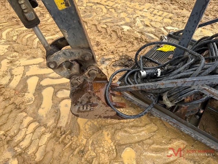 2015-ihi-9vxe-electric-mini-excavator-with-drive-on-rack-image-9