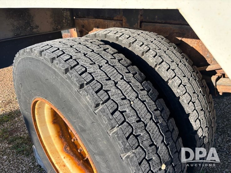 2005-freightliner-business-class-lp-bobtail-truck-(dr12590-unit-6501)-image-53