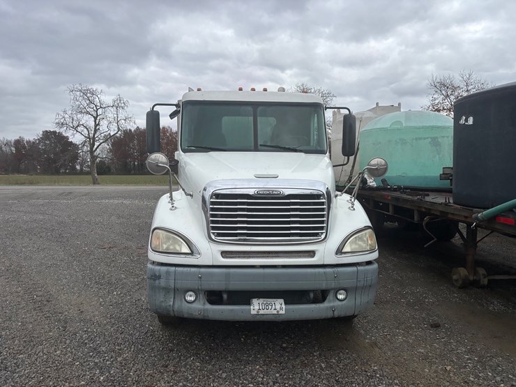 #1402-•-2007-freightliner-image-2