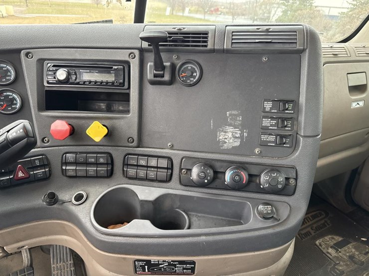 #1481-•-2015-freightliner-cascadia-day-cab-truck-tractor-image-36