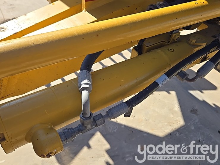 2016-caterpillar-120m2-image-57