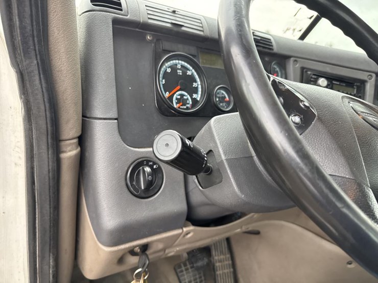 #1481-•-2015-freightliner-cascadia-day-cab-truck-tractor-image-38