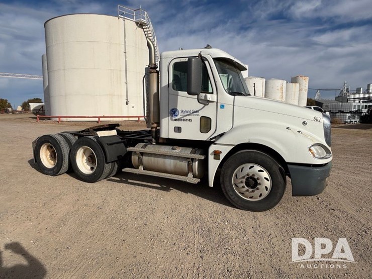 2006-freightliner-day-cab-truck-(gp12099,-unit-802)-image-2