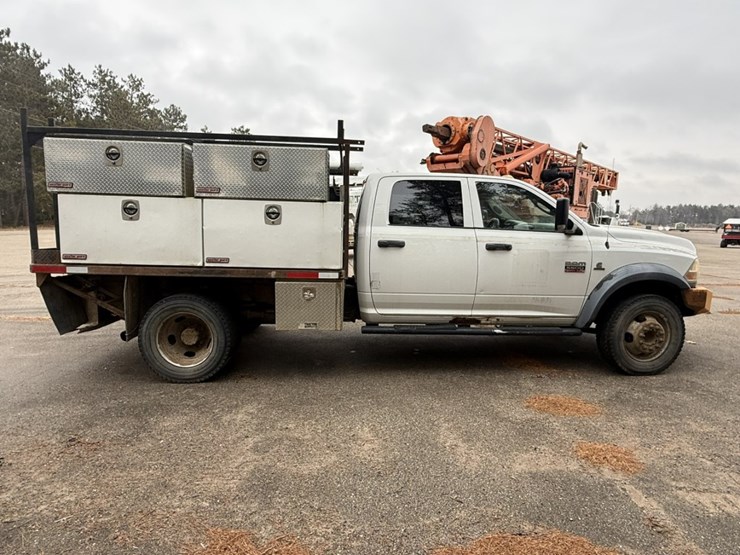 #1837-•-2011-ram-5500-4x4-flatbed-truck-image-7