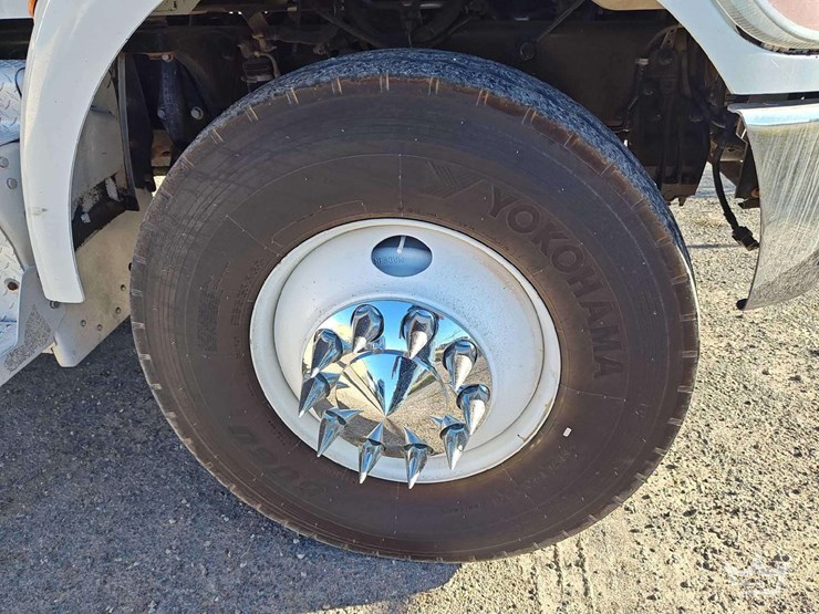 2015-peterbilt-348-image-48