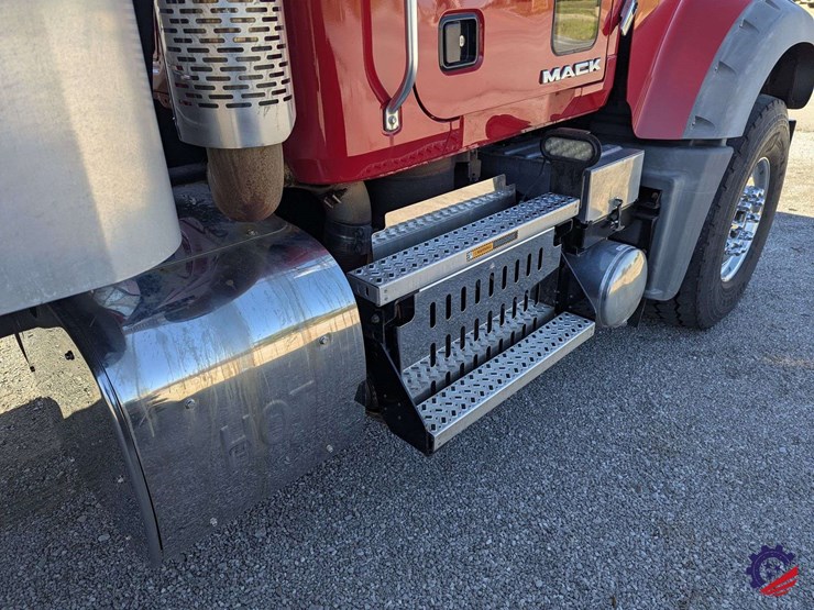 2016-mack-granite-gu713-image-21