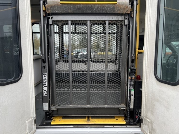 2014-chevrolet-express-paratransit-bus-image-20