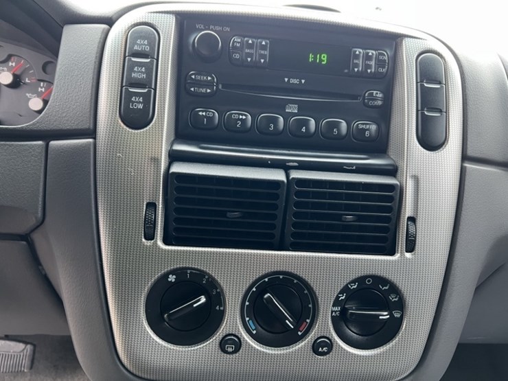 2003-ford-explorer-xlt-image-27