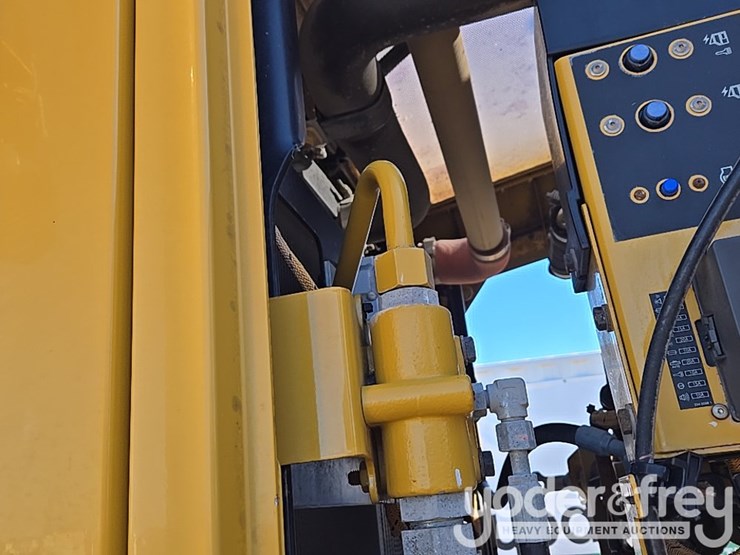 2016-caterpillar-120m2-image-172