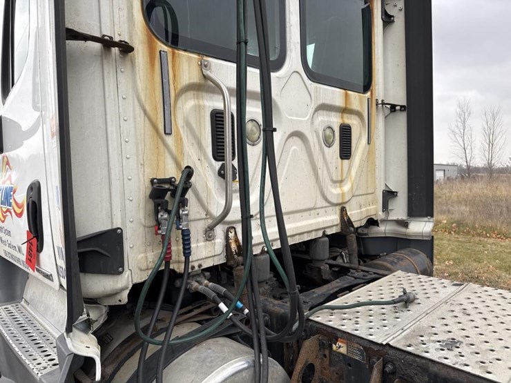 #1481-•-2015-freightliner-cascadia-day-cab-truck-tractor-image-14
