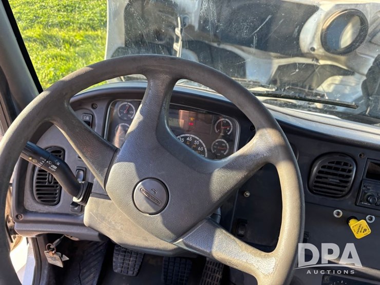 2005-freightliner-business-class-lp-bobtail-truck-(dr12590-unit-6501)-image-61