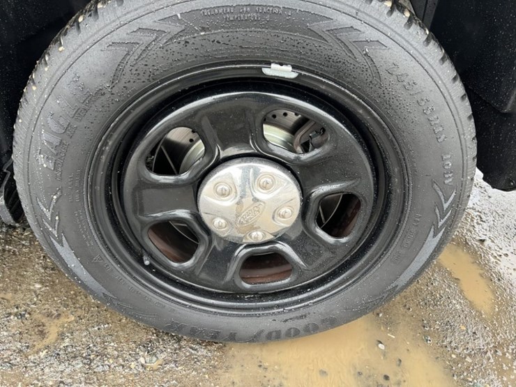 2017-ford-explorer-image-16