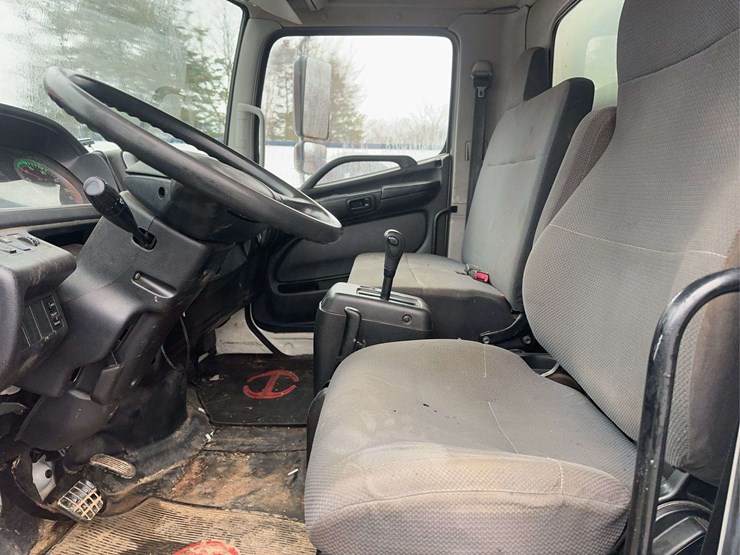 2012-hino-268-image-22