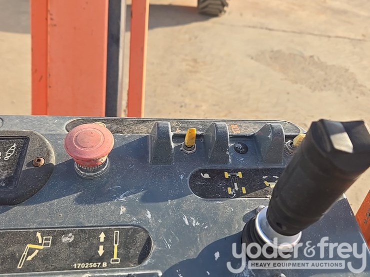 2014-jlg-800aj-image-14