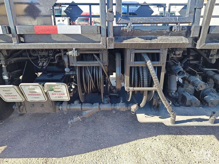 2015-peterbilt-348-image-40