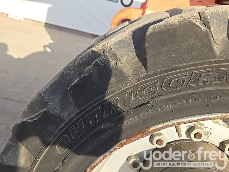 2014-jlg-800aj-image-61