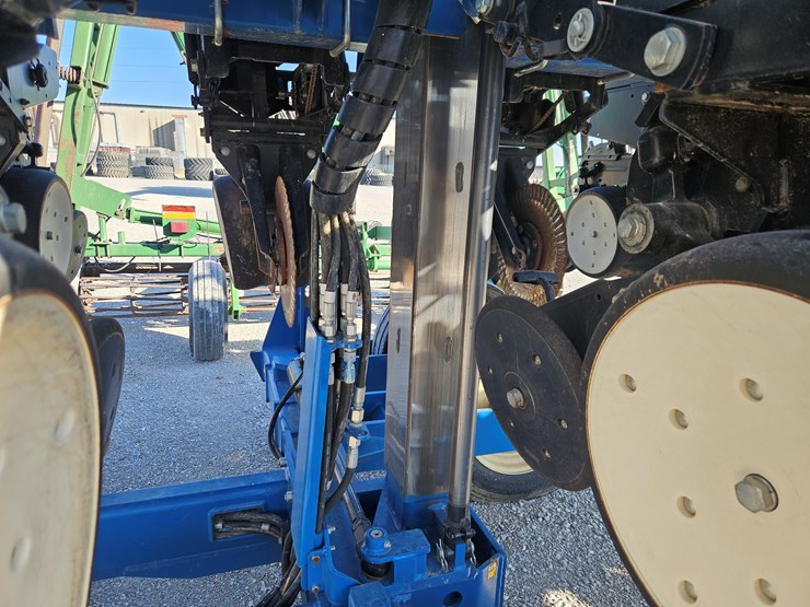 2012-kinze-3600-image-8