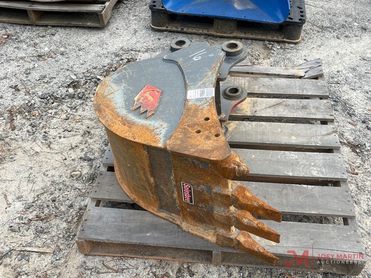 solesbee's-16"-excavator-tooth-bucket-image-1