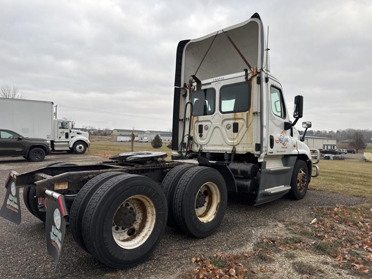 #1481-•-2015-freightliner-cascadia-day-cab-truck-tractor-image-5