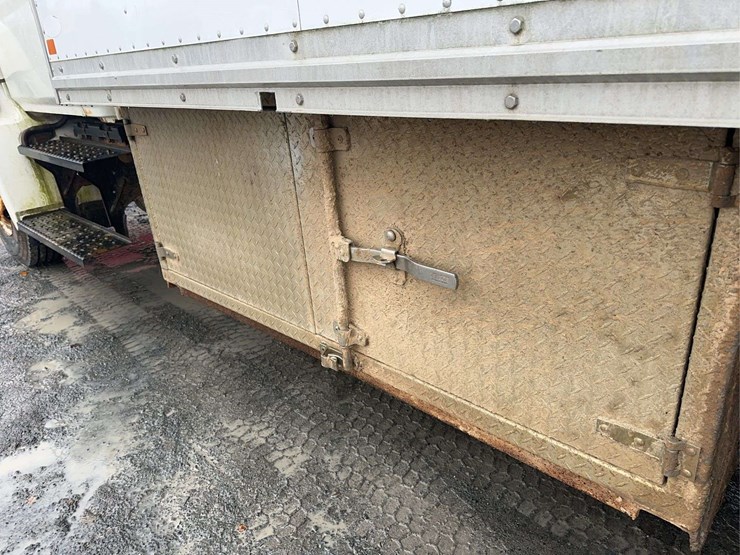 2012-hino-268-image-17