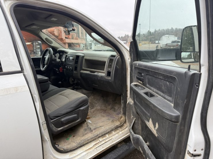 #1837-•-2011-ram-5500-4x4-flatbed-truck-image-33