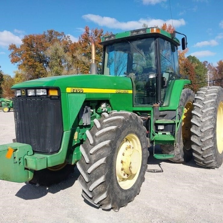 JOHN DEERE 8200