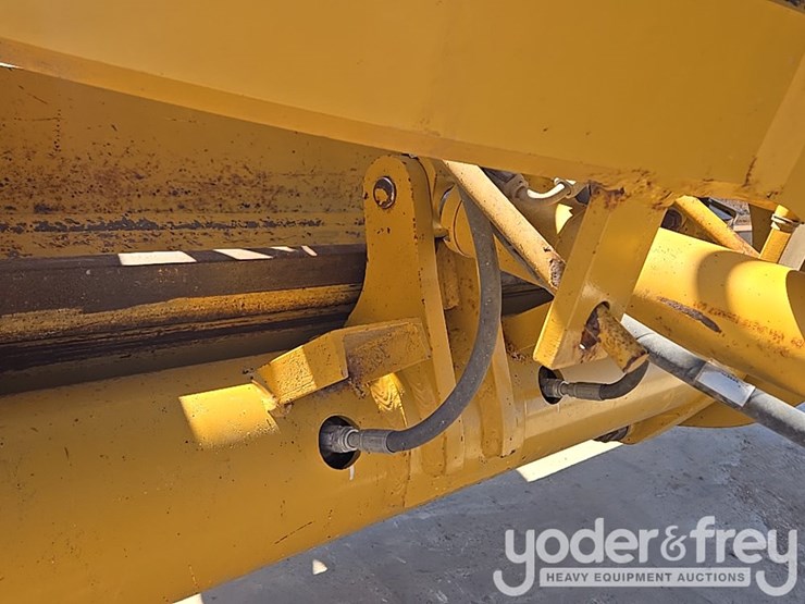 2016-caterpillar-120m2-image-76